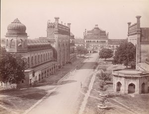 Rumi Darwaza og inngangsporten til Bara Imambara igjen med 