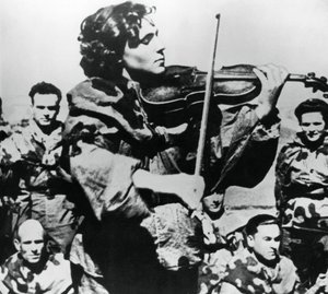 Russisk hærsykepleier som spiller fiolin, østfronten, 1944 av Unbekannt