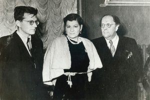 Den russiske komponisten Dmitri Shostakovich, sangeren Maria Maksakova og forfatteren Aleksey Tolstoy, 1943 av Unbekannt