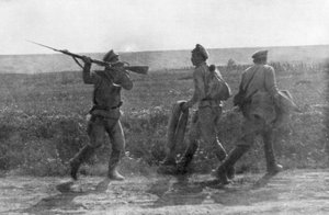 Russisk soldat angrep sin tilbaketrekkende kamerat, Ternopil, Ukraina, første verdenskrig, 1. juli 1917 av Unbekannt