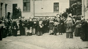 Russiske soldatkoner venter på nyheter fra fronten..., første verdenskrig, 1915, c1920. av Unbekannt