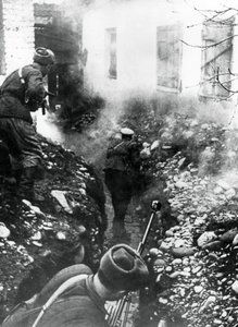Russiske tropper frigjorde en landsby nær Ordhonikidze, Kaukasus, 1942 av Unbekannt