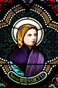 Hellig hjerte kirke. Glassmaleri vindu. Ste Bernadette Soubirous er kjent for Maria-opptredenene, 20160604, Moulins, Frankrike av Unbekannt