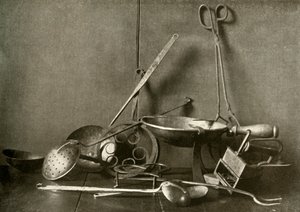 Sadiron, tang, skimmer, gaffel, understell og kobberhakkefat, 1700-tallet, 1937. av Unbekannt