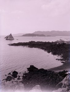 Seilbåt utenfor kysten nær Plymouth i Devon. av Unbekannt