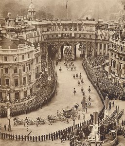 Sailors Line The Route på Trafalgar Square, 12. mai 1937 av Unbekannt