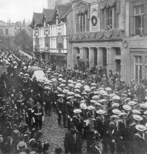 Sjømenn som trekker pistolvognen som bærer kisten til dronning Victoria, Windsor, Berkshire, 1901 av Unbekannt