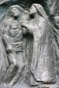 Saint-Pierre de Montmartre kirke: Notre Dame dørskulptur: Jesus blir lagt av korset, Paris, Frankrike av Unbekannt