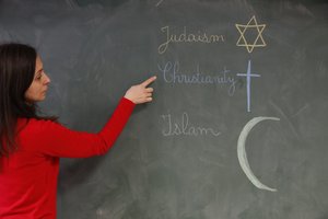 Skolelærer som forklarer religioner, Montrouge, Frankrike av Unbekannt