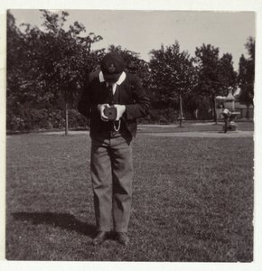 Skolegutt tar et bilde, ca 1905 av Unbekannt