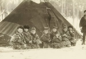 Sverige. Lapplandsbarn foran telt. Rundt 1900 av Unbekannt