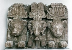 Skulptur av tre dyrehoder av Unbekannt
