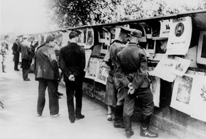 Brukte bok- og trykkboder på bredden av Seinen, tysk-okkuperte Paris, 1940 av Unbekannt