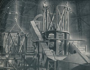 Seksjon for seksjon monterer det enorme stålrammeverket til Hookers-sylinderen, c1935 av Unbekannt