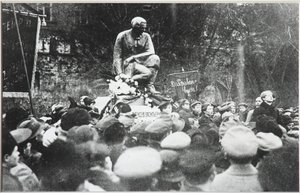 Sergei Yesenin ved innvielsen av Koltsov Razin-monumentet, 1918 av Unbekannt