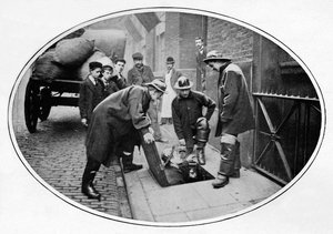 Kloakkmenn som går nedenfor, London, c1903 1903 av Unbekannt
