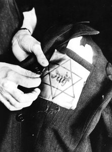 Sy den gule stjernen som identifiserer en jøde på en jakke, tysk-okkuperte Paris, 1942 av Unbekannt