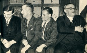 Skipskamerater i land. John G. Winant, Ernest Bevin, med kjøpmann, 1942 av Unbekannt