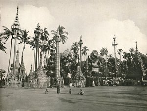 Helligdommer ved Shwedagon-pagoden, Yangon, 1900. av Unbekannt