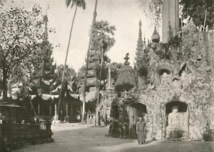 Helligdommer ved Shwedagon-pagoden, Yangon, 1900. av Unbekannt