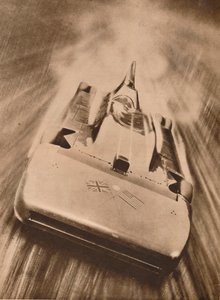 Sir Malcolm Campbell i høy hastighet i "Blue Bird", 1935 av Unbekannt