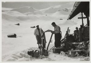 Skiløpere utenfor en hytte, ca 1930 av Unbekannt
