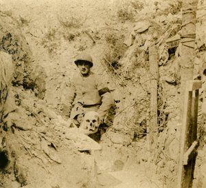 Hodeskalle funnet nedgravd i skyttergravene, c1914-c1918 av Unbekannt