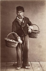 Små metier: portrett av en fiskehandler, kurver med masse fisk. 1800-tallet Trykk på papp Dim. 6x9,3 cm av Unbekannt