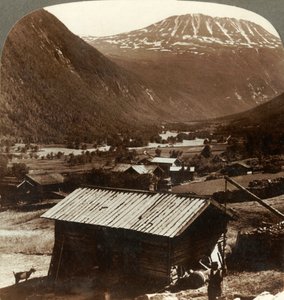 Snødekte høyder av Gausta-fjellet 6180 fot, over rolige hjem i Maan-dalen, Norge, c1905. av Unbekannt