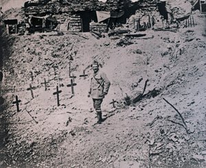 Soldat blant trekors, c1914-c1918 av Unbekannt