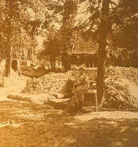 Soldat utenfor skyttergraven, Bois des Loges, Nord-Frankrike, c1914-c1918 av Unbekannt