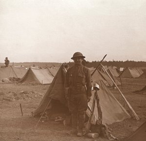 Soldat stående ved telt, amerikansk leir, Melette, Frankrike, c1914-c1918. av Unbekannt
