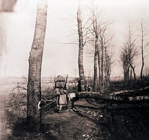 Soldat med sekk på ryggen, c1914-c1918 av Unbekannt