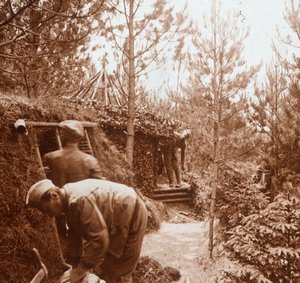 Soldater i jorddekte tilfluktsrom, Genicourt, Nord-Frankrike, c1914-c1918 av Unbekannt