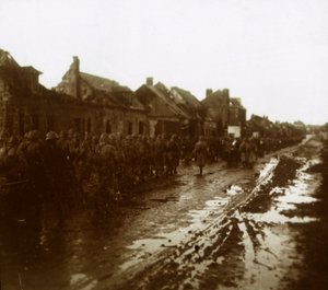 Soldater marsjerer forbi utbombede hus, Champagne, Nord-Frankrike, c1914-c1918 av Unbekannt
