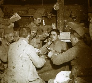 Soldater som spiller Manille [kortspill] i skyttergravene, c1914-c1918 av Unbekannt
