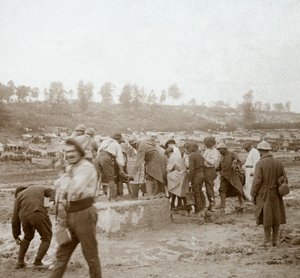 Soldater i kø i gjørmen etter vann, Genicourt, Nord-Frankrike, c1914-c1918 av Unbekannt