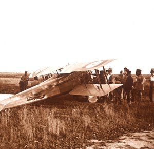 Soldater rundt biplan, Somme, Nord-Frankrike, c1914-c1918 av Unbekannt