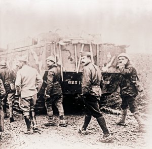 Soldater som går bak tank, c1914-c1918. av Unbekannt