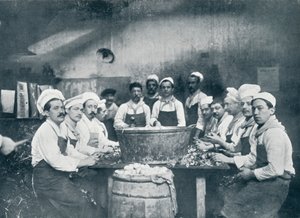 Noen av kokkene tilbereder suppen på Messagerie Van Gand, c1914 av Unbekannt