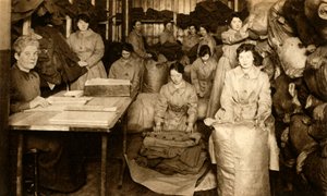 Sortering av uniformer i WAAC klesbutikk, første verdenskrig, 1914-1918, 1933. av Unbekannt