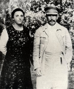 Den sovjetiske lederen Josef Stalin med sin andre kone Nadezhda Alliluyeva på slutten av 1920-tallet av Unbekannt