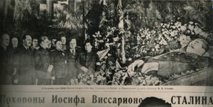 Sovjetiske ledere besøker den blomsterdekkede båren til Stalin i Moskvas kolonnesal. Bak sjefen av Unbekannt