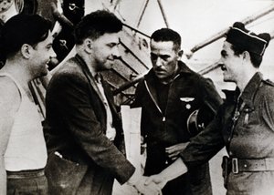 Spansk borgerkrig (1936-1939): Ilia Grigorievich Ehrenburg (1891-1967), russisk forfatter, ved ankomst til flyplassen i Barcelona (Spania) (andre fra venstre), som en sovjetisk korrespondent for borgerkrigen av Unbekannt
