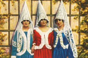 Spanske kvinner i mantillas, c1928. av Unbekannt