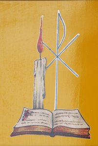 Glassmaleri vindu. Alterlys og bibel, Aneho, Togo av Unbekannt