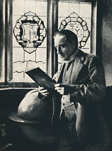 Stanley Baldwin i Gallery at Chequers, c1925 av Unbekannt