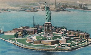 Frihetsgudinnen på Bedloes Island i New York Harbor. New York City, ca 1940-tallet av Unbekannt