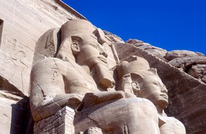 Statuer av Rameses II, foran hovedtempelet, Abu Simbel, Egypt, tidlig på 1200-tallet f.Kr. av Unbekannt