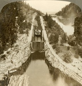 Dampbåt klatrer en bakke ved Vrang-fossen, ved sluser i Bandak-Nordsjo, Norge, ca 1905. av Unbekannt
